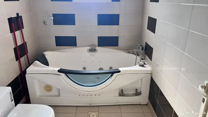 جاكوزي مستخدم ب 200 0