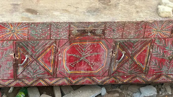 يوجد خمس فرشات وطاولة تراثية ودلاتين 0