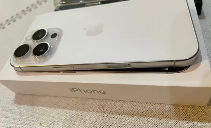 للبيع ايفون 16 برو 3