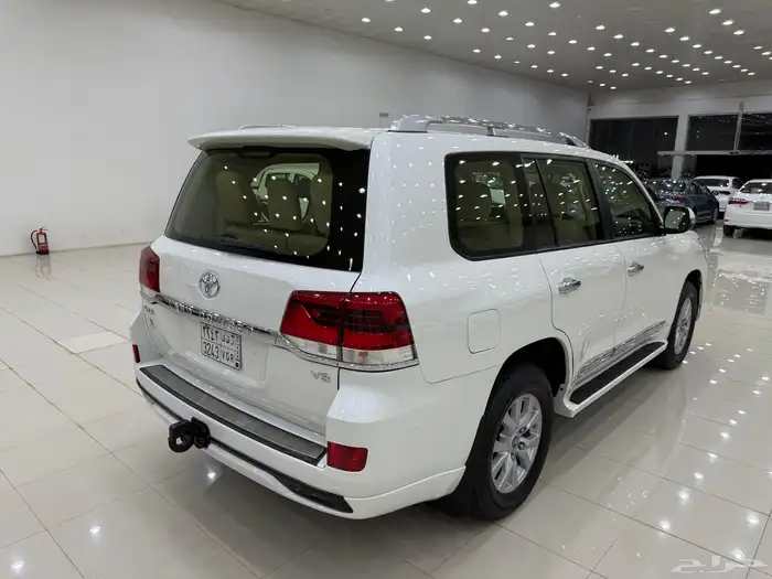 لاندكروزر 2018 GXR فل كامل 8 سلندر بنزين 38