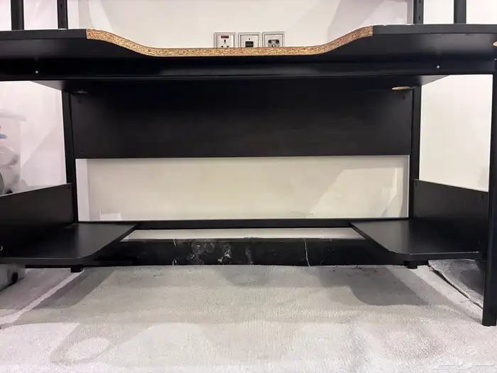 طاولة مكتب كبيرة مع رف علوي 1