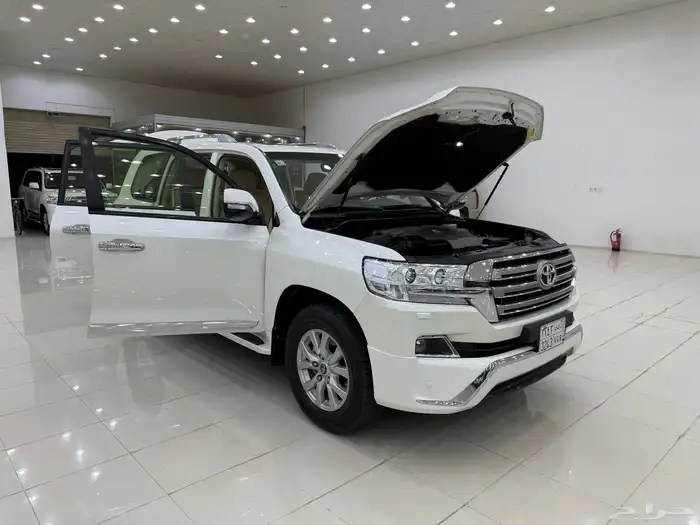 لاندكروزر 2018 GXR فل كامل 8 سلندر بنزين 32