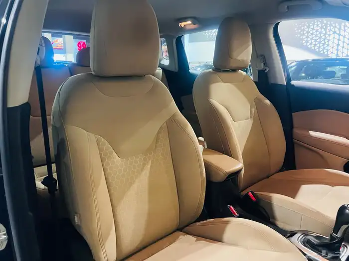 جيب شروكي 2019 ( بحالة ممتازة ) 10