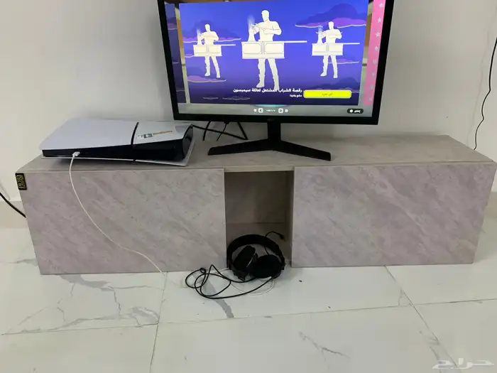 دولاب شاشه للبيع على السوم. والمكان الي الخشب مفكوك واضح 3