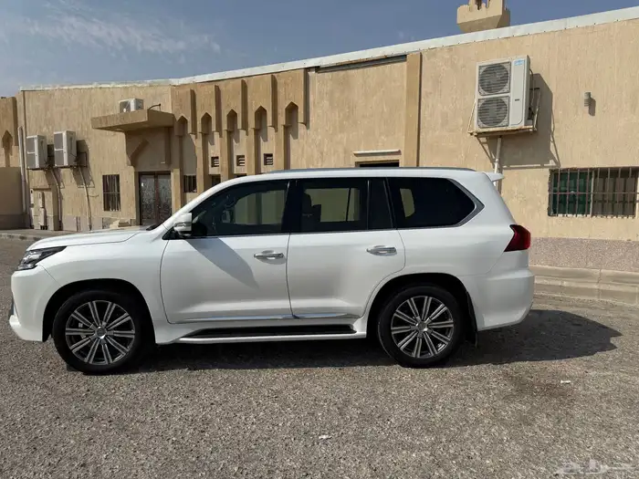 سياره لكزس LX570 موديل 2017 1