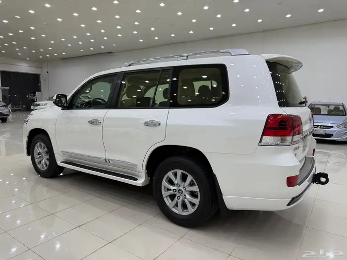 لاندكروزر 2018 GXR فل كامل 8 سلندر بنزين 10