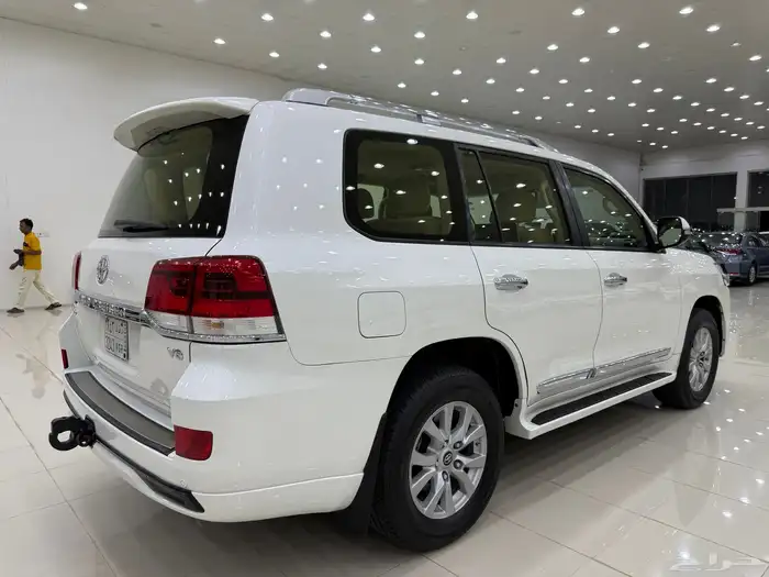 لاندكروزر 2018 GXR فل كامل 8 سلندر بنزين 3