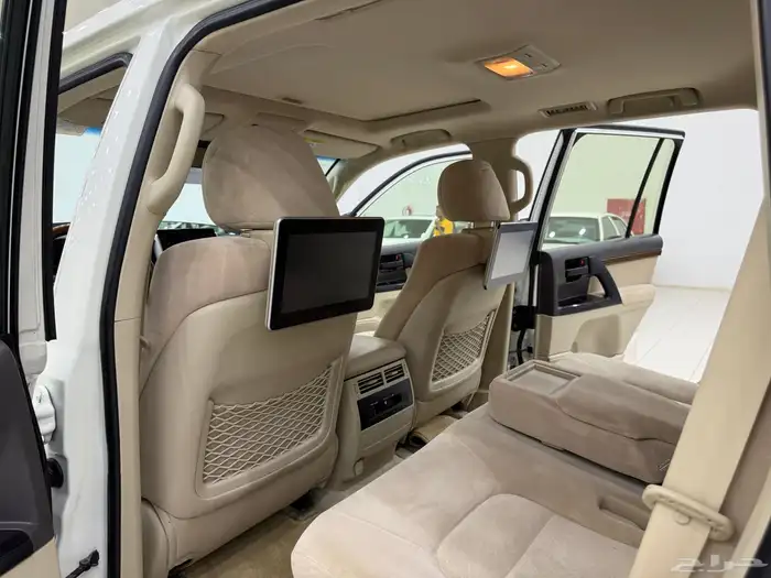 لاندكروزر 2018 GXR فل كامل 8 سلندر بنزين 18