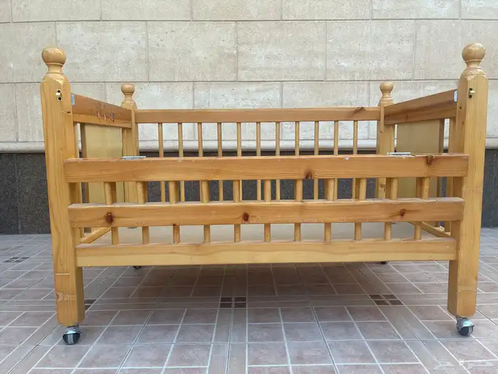 سرير اطفال مع حواجز متحرك 1