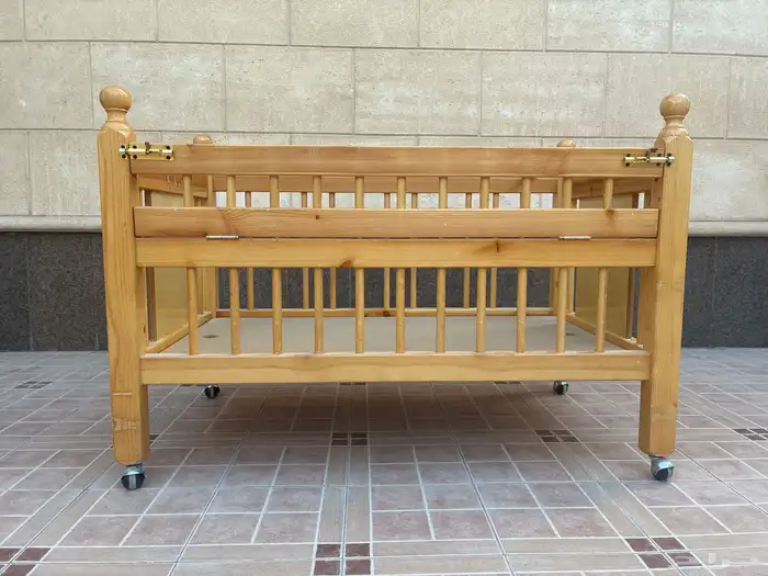 سرير اطفال مع حواجز متحرك 0