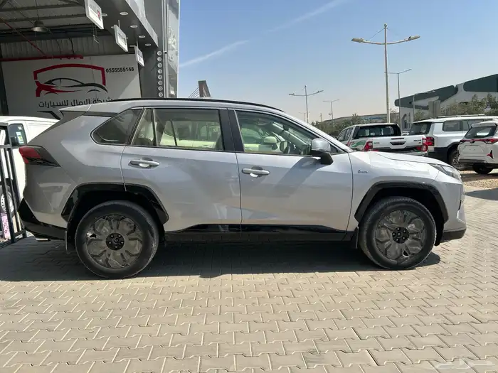 تويوتا راف فور XLE هايبرد 2025 فتحه فضي 127650 شامل الضريبة 3