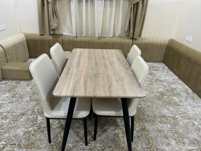 طاولة طعام 4 اشخاص 0
