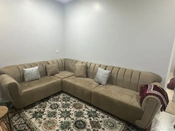 كنب جديد 3في3 فيه قطعه زايده وطاوله للبيع 0