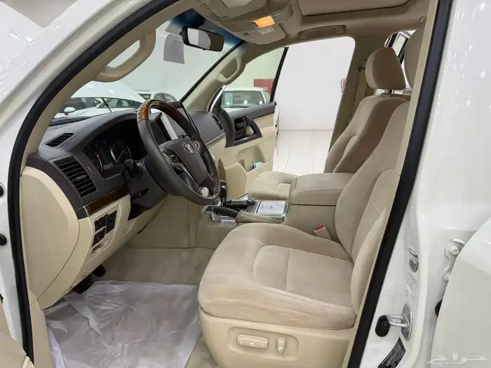 لاندكروزر 2018 GXR فل كامل 8 سلندر بنزين 17