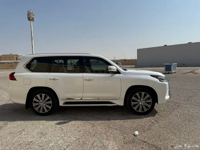 سياره لكزس LX570 موديل 2017 3