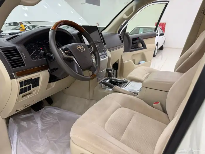 لاندكروزر 2018 GXR فل كامل 8 سلندر بنزين 12