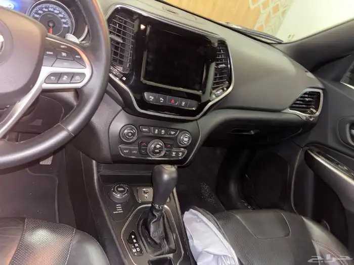 جيب شيروكي سبورت 2019 نظيف 13