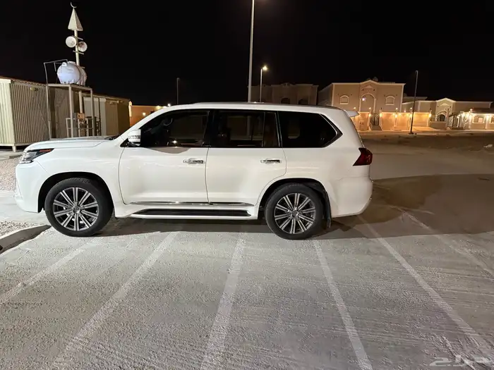 سياره لكزس LX570 موديل 2017 8