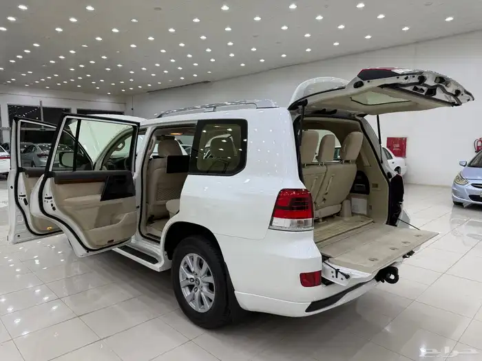 لاندكروزر 2018 GXR فل كامل 8 سلندر بنزين 30