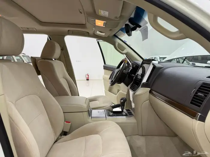 لاندكروزر 2018 GXR فل كامل 8 سلندر بنزين 24