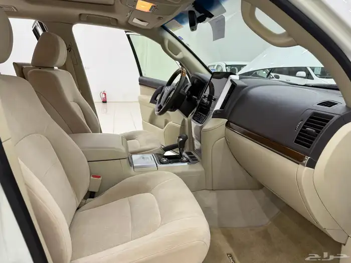 لاندكروزر 2018 GXR فل كامل 8 سلندر بنزين 22