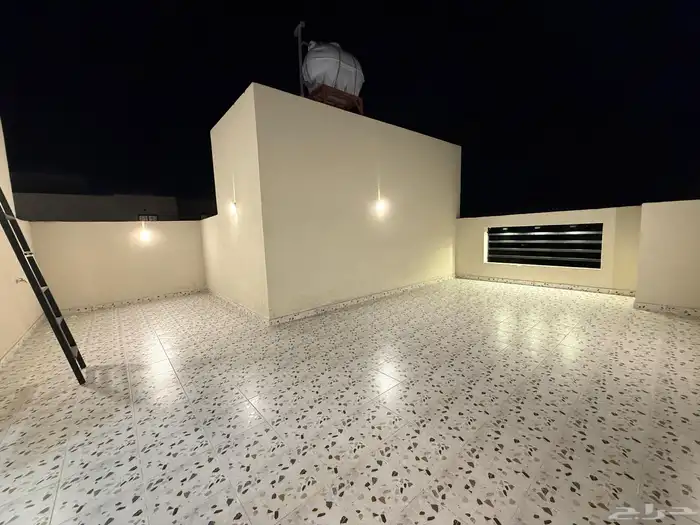 للبيع شقه علويه بدرج داخلي لسطح ابها حطين مقابل كبري المطار 23