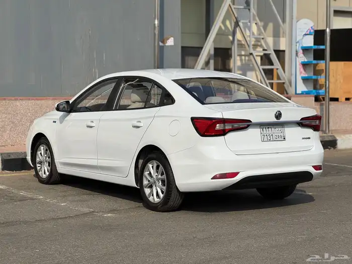 مجموعة من 10 سيارات MG 5 موديل 2023 السعر من 26000 الف 23