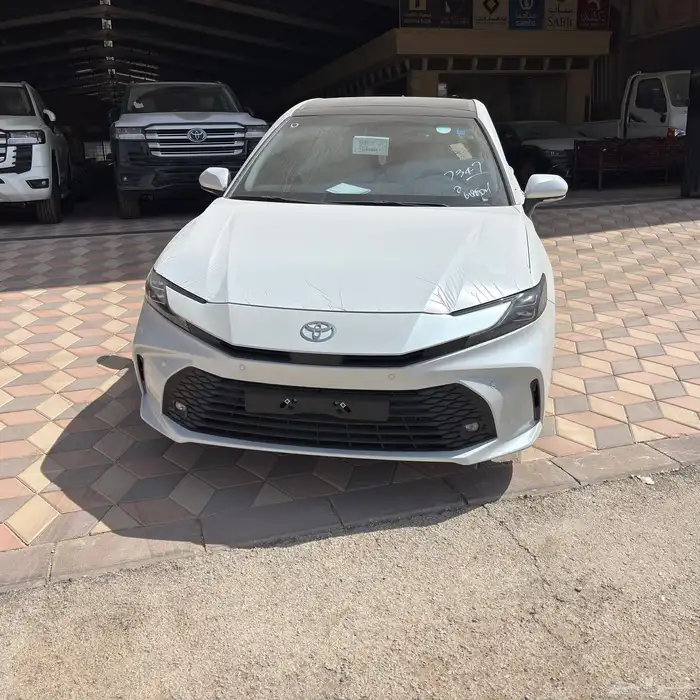 كامري LE هايبرد 2025 متوفر ابيض - تيتانيوم 1