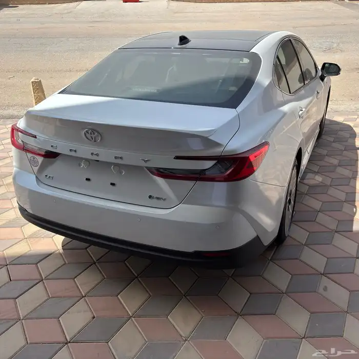 كامري LE هايبرد 2025 متوفر ابيض - تيتانيوم 4