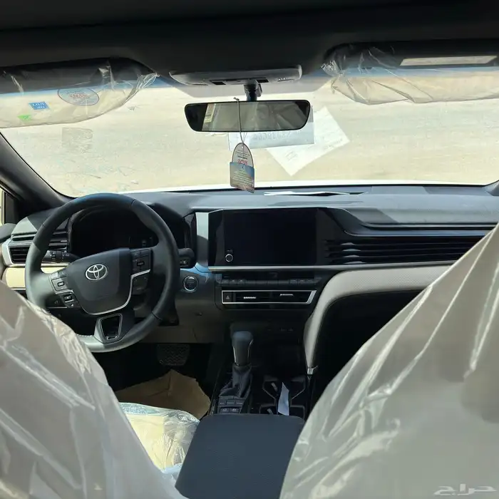 كامري LE هايبرد 2025 متوفر ابيض - تيتانيوم 7