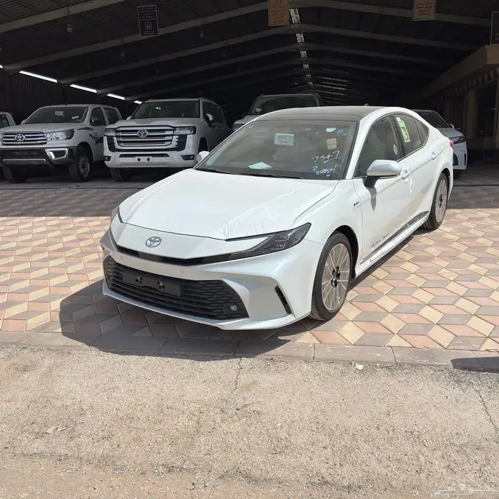 كامري LE هايبرد 2025 متوفر ابيض - تيتانيوم 2