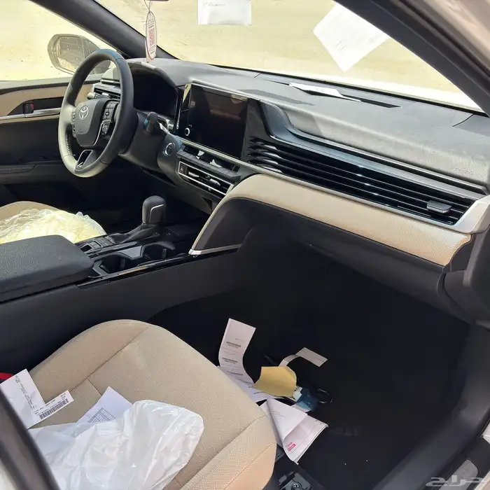 كامري LE هايبرد 2025 متوفر ابيض - تيتانيوم 6