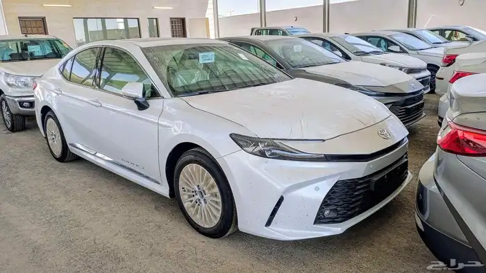 تويوتا كامري فئة LE نص فل بنزين 2025 0
