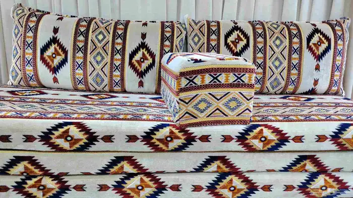 جلسات تراثيه حديثه. كراسي بلاستك للبر. كراسي حديد وخشب 5