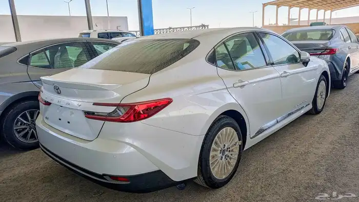 تويوتا كامري فئة LE نص فل بنزين 2025 1