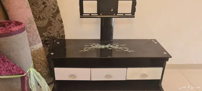 اغراض بيبي مستخدمه شبه جديده . طاوله تلفزيون سجاد 3 قطع 1