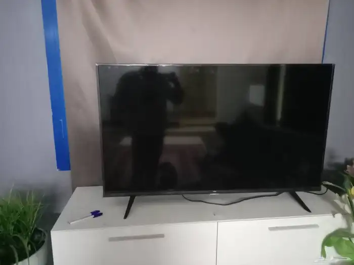 تلفزيون TCL الذكي 55 بوصة شاشة به بعض الخطوط وحالته جيدة رقم 1
