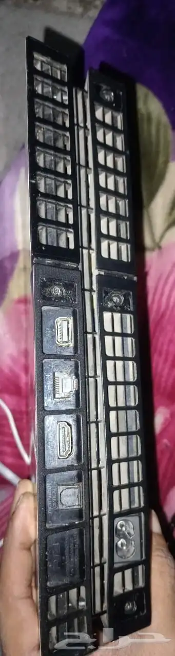 سوني 4 معه يدتين اصليه وملحقاته 2