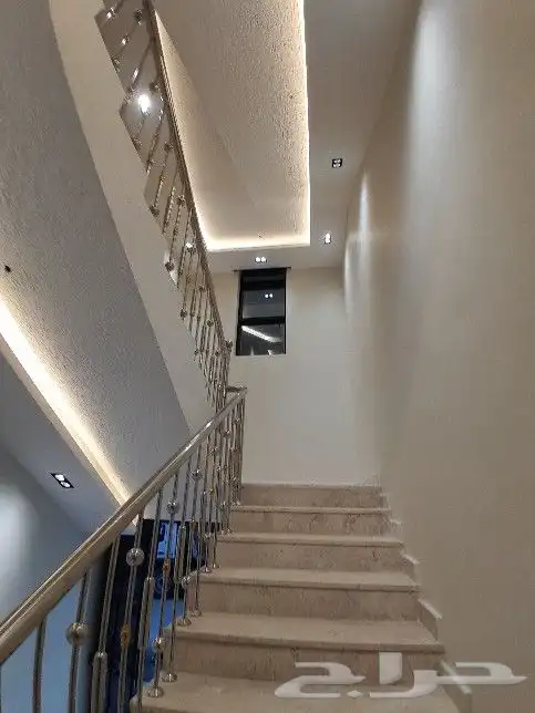 للبيع روف علوي مع ملحق تشطيب راقي مقابل نادي ضمك خلف المطار 2