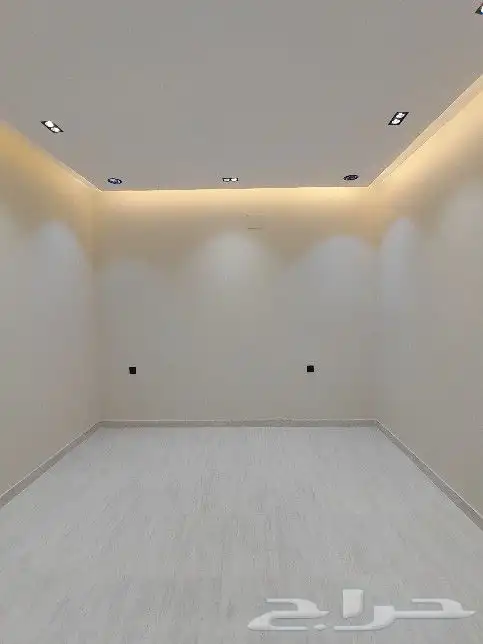 للبيع روف علوي مع ملحق تشطيب راقي مقابل نادي ضمك خلف المطار 17