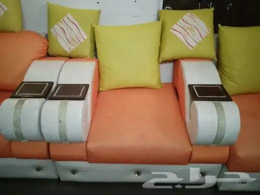 كنب للبيع مستعجل نظيف سبعة قطعات مع الطاولة 3