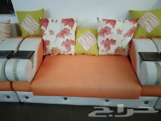 كنب للبيع مستعجل نظيف سبعة قطعات مع الطاولة 5