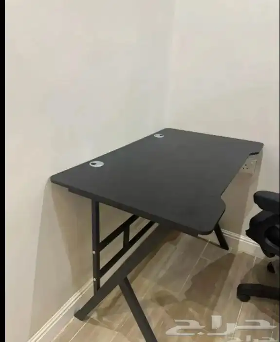 طاوله قيمنق نظيفه جدا وجديده مافيها اي كسور 0