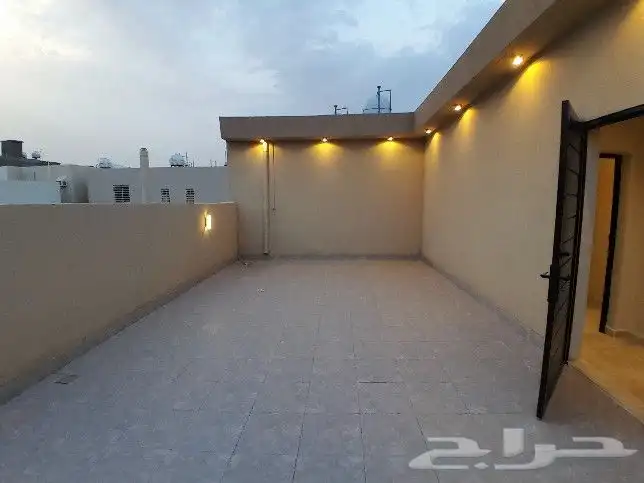 للبيع روف علوي مع ملحق تشطيب راقي مقابل نادي ضمك خلف المطار 29