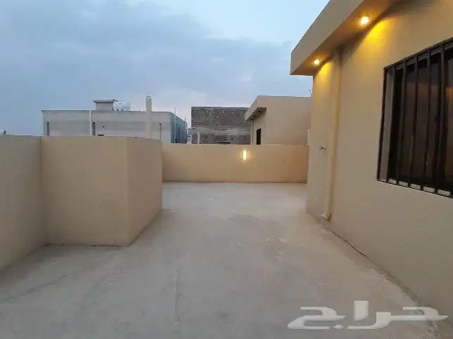 للبيع روف علوي مع ملحق تشطيب راقي مقابل نادي ضمك خلف المطار 28