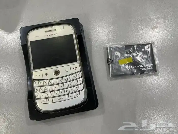 بلاك بيري بولد 9000 نظيف مع كامل ملحقاته 4