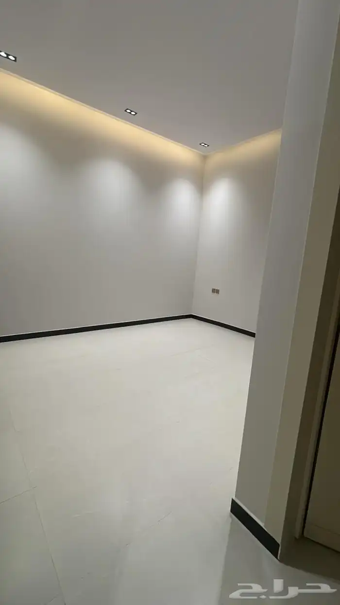 ادوار للايجار بأسعار جيده في حي السعاده 13