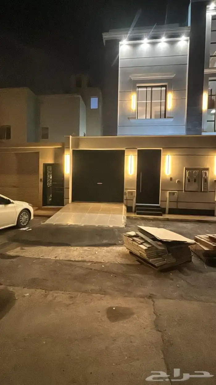 ادوار للايجار بأسعار جيده في حي السعاده 3