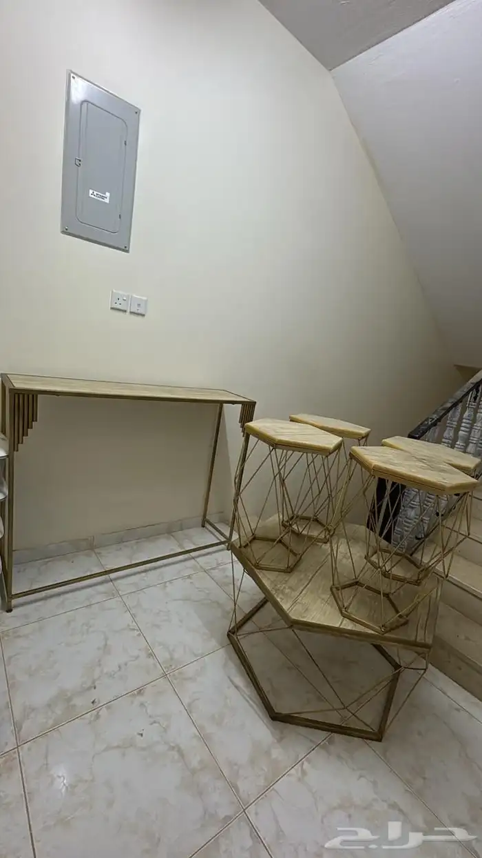 طاولة استقبال مع طاولة خدمه و 4 طوايل تابعه 0