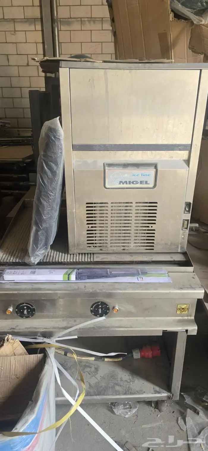 يوجد اغراض كوفي كامل من طاولات كراسي معدات مطبخ وبار 4